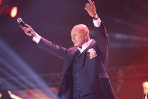 “Prikrašću se tebi pod prozore”